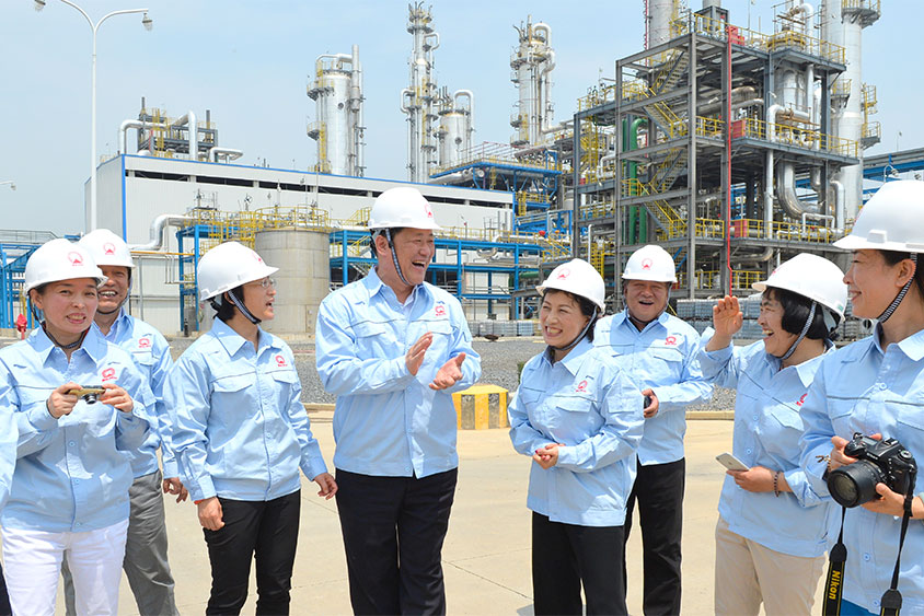 尊龙官方网站创始人家属进企业